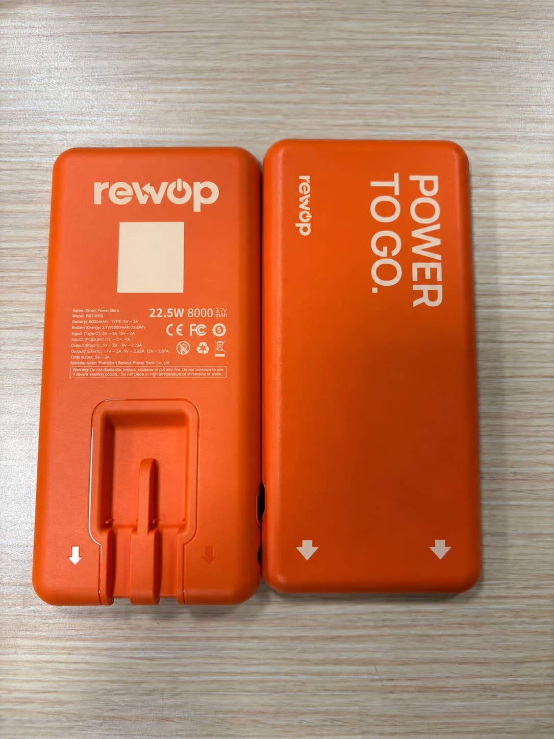 Finale orange REWOP-Powerbank mit integriertem Kabel